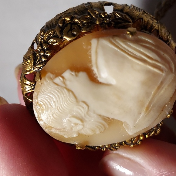 Vintage Hand Carved Shell Cameo Necklace Chunky Gold Tone - Picture 9 of 11